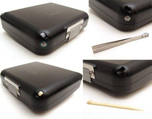 corners of a TNT wallet