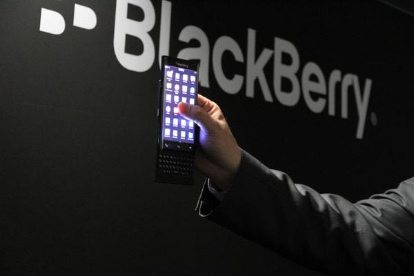 blackberry_cual_curved_display